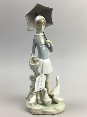 Lot 417 - A LOT OF FIVE LLADRO FIGURES