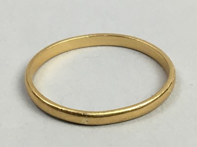 Lot 419 - A TWENTY TWO CARAT GOLD WEDDING BAND AND OTHER JEWELLERY