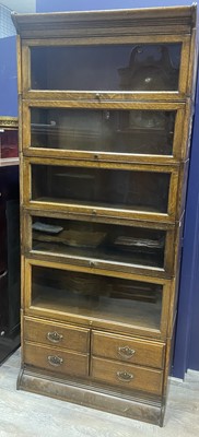 Lot 698 - AN EARLY 20TH CENTURY OAK SECTIONAL BOOKCASE