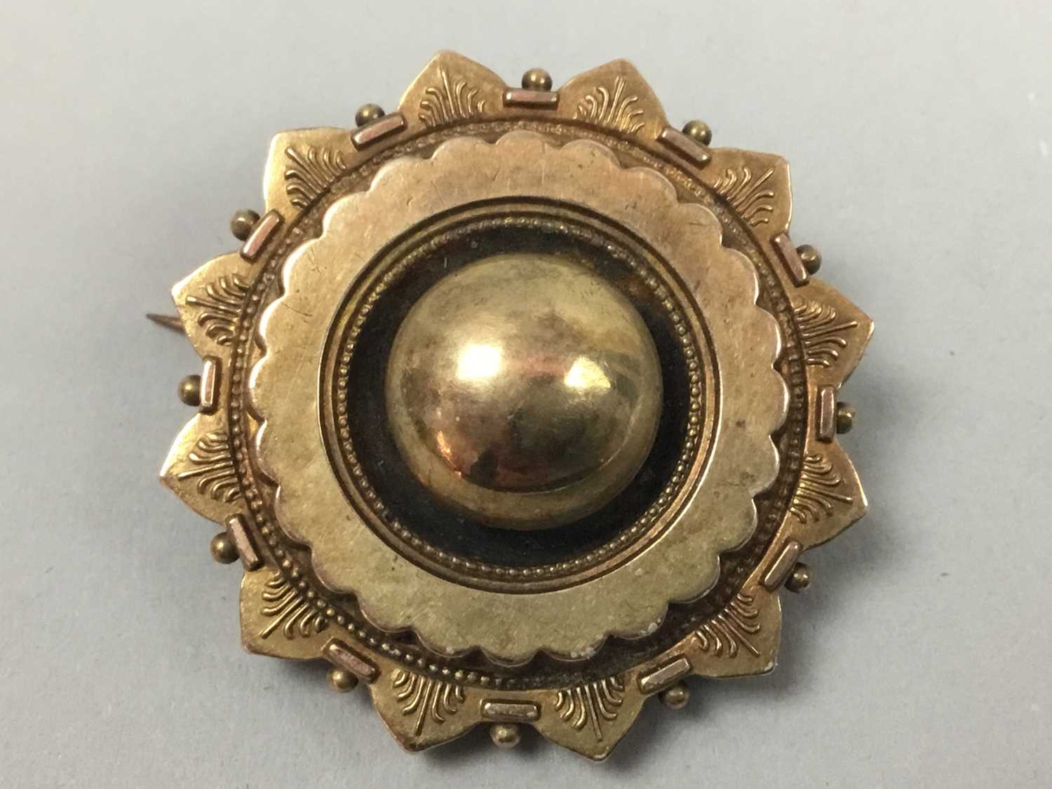 Lot 53 - A VICTORIAN GOLD PLATED MOURNING BROOCH ALONG WITH OTHER JEWELLERY