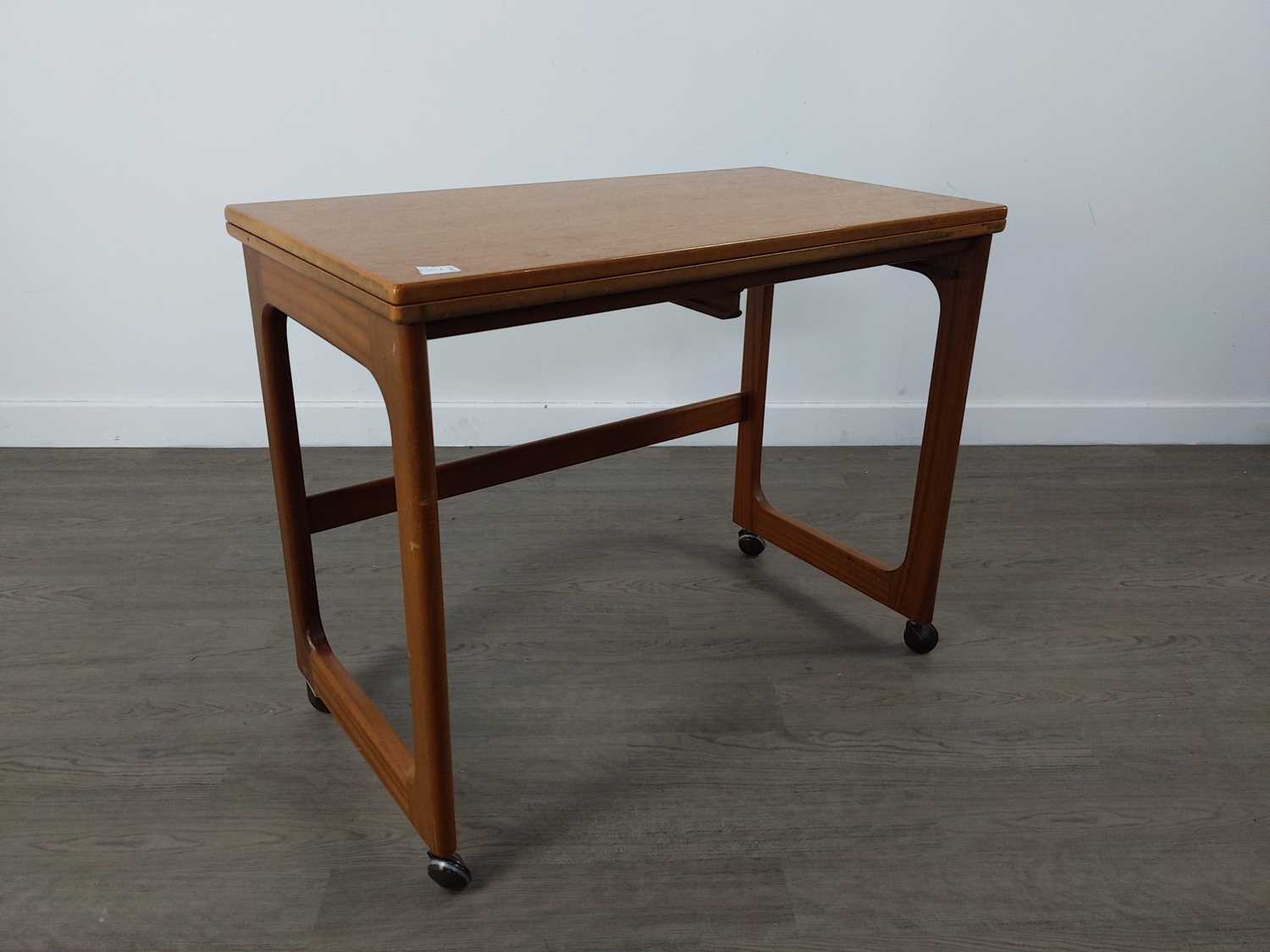 Lot 150 - A RETRO STYLE TURNOVER CARD TABLE