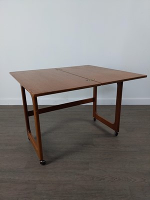 Lot 150 - A RETRO STYLE TURNOVER CARD TABLE