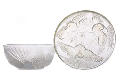 Lot 308 - A PAIR OF OPALESCENT GLASS CIRCULAR BOWLS