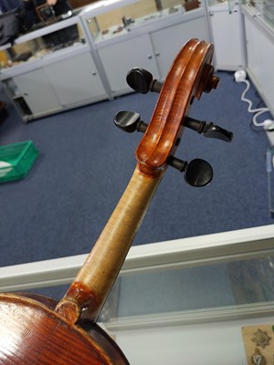 Lot 668 - A LATE 19TH/EARLY 20TH CENTURY VIOLIN