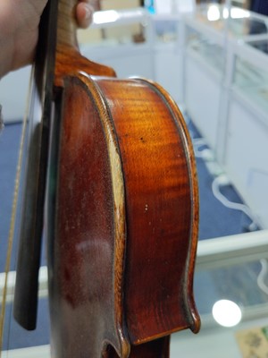 Lot 668 - A LATE 19TH/EARLY 20TH CENTURY VIOLIN