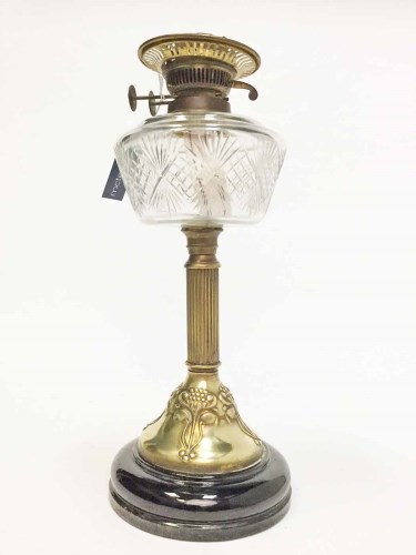 Lot 1022 - LATE 19TH CENTURY BRASS AND GLASS OIL LAMP...