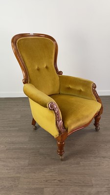 Lot 556 - A 20TH CENTURY ARMCHAIR