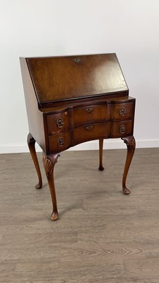 Lot 559 - A REPRODUCTION MAHOGANY BUREAU