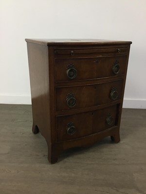 Lot 567 - A MAHOGANY THREE DRAWER BEDSIDE CHEST