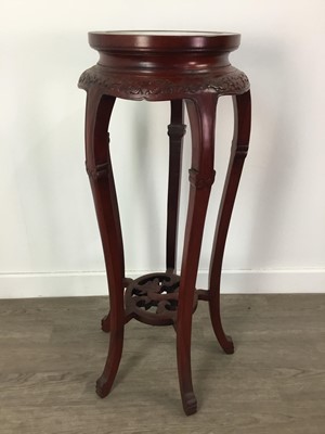 Lot 593 - A MAHOGANY MARBLE TOPPED PLANT STAND AND AN ONYX STANDARD LAMP