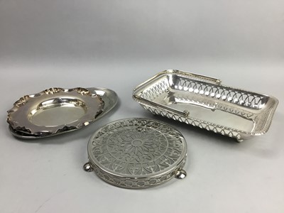 Lot 193 - A LOT OF SILVER PLATED WARE INCLUDING SALVERS AND BOWLS