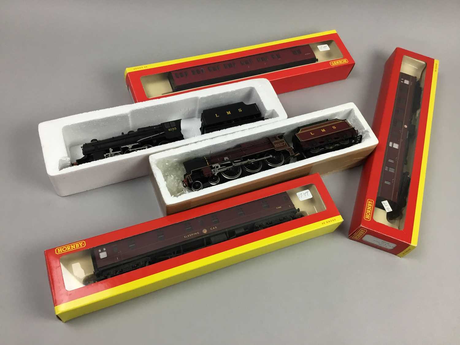 Lot 958 - A COLLECTION OF HORNBY 00-GAUGE COACHES AND ROLLING STOCK
