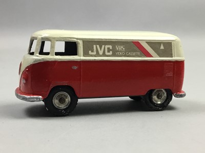 Lot 6 - A COLLECTION OF LOOSE DIE-CAST VEHICLES