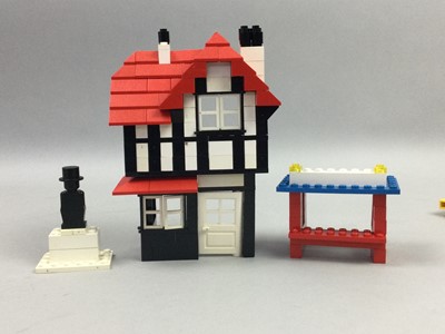 Lot 43 - A LEGO 1592 TOWN SQUARE SET