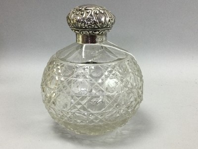 Lot 281 - A CRYSTAL PERFUME BOTTLE AND OTHER CRYSTAL ITEMS