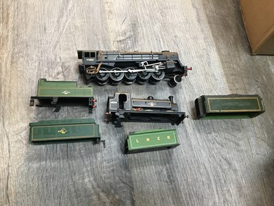 Lot 120 - A LOT OF MODEL RAILWAY COMPONENTS, ACCESSORIES AND LOOSE INDIVIDUAL ITEMS