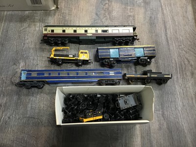 Lot 120 - A LOT OF MODEL RAILWAY COMPONENTS, ACCESSORIES AND LOOSE INDIVIDUAL ITEMS