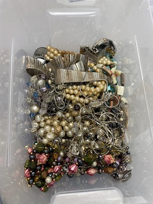Lot 280 - A LARGE COLLECTION OF COSTUME JEWELLERY