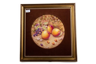 Lot 328 - A ROYAL WORCESTER ARTIST NIGEL CREED HAND-PAINTED CIRCULAR PLAQUE