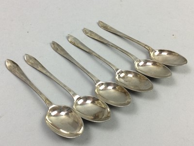 Lot 21 - A SILVER SUGAR BOWL AND A SET OF SIX COFFEE SPOONS