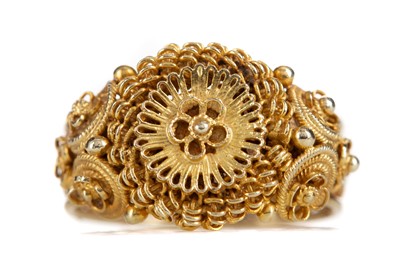 Lot 403 - AN ORNATE GOLD RING