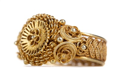 Lot 403 - AN ORNATE GOLD RING