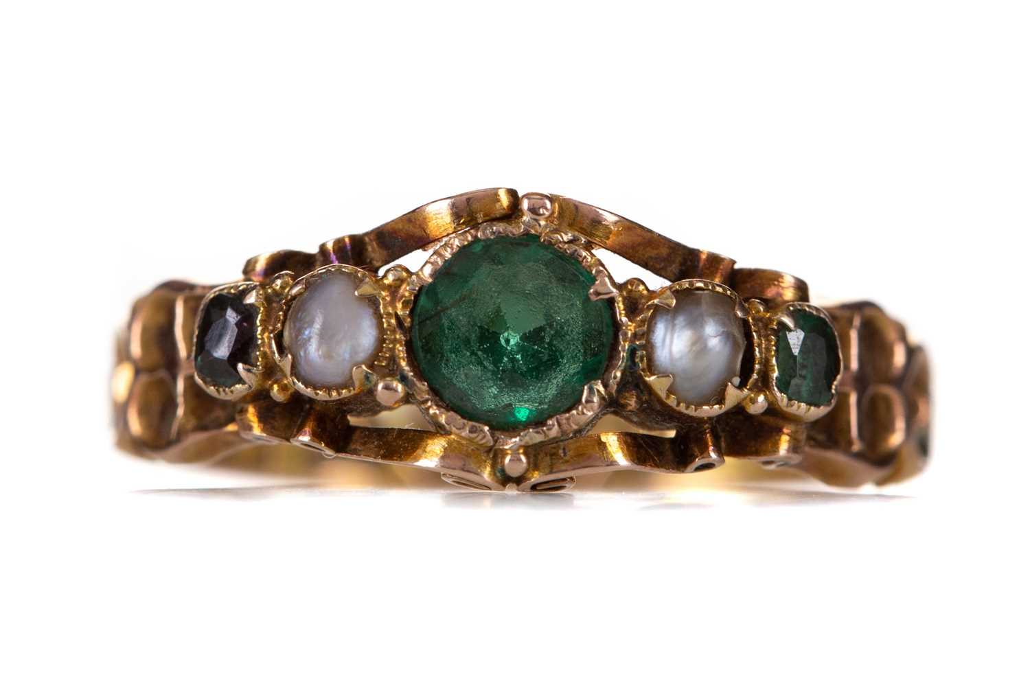 Lot 407 - AN EMERALD AND PEARL RING