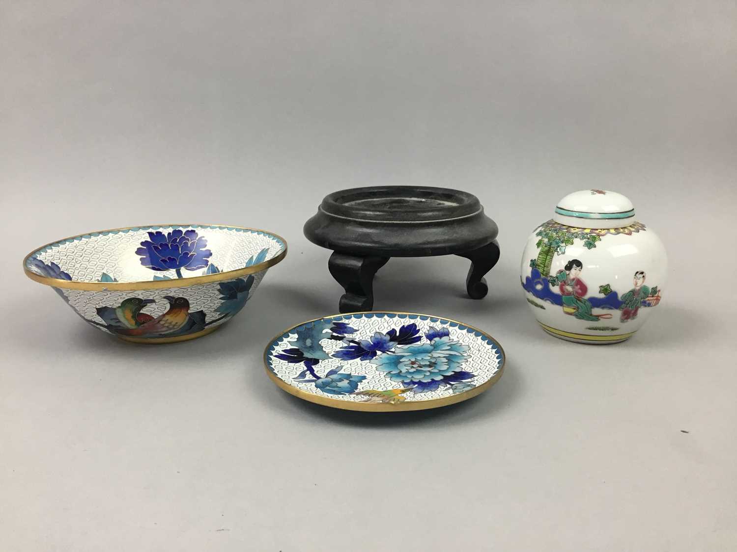 Lot 69 - AN EARLY 20TH CENTURY CHINESE ENAMEL BOWL, SIMILAR DISH, GINGER JAR AND STAND
