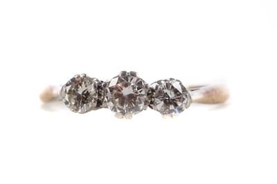 Lot 1235 - A DIAMOND THREE STONE RING