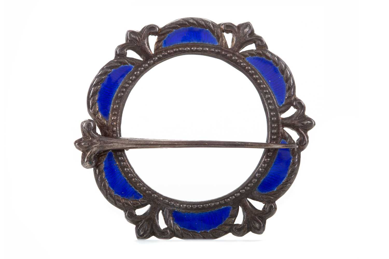 Lot 413 - AN ENAMELLED ALEXANDER RITCHIE SHAWL PIN