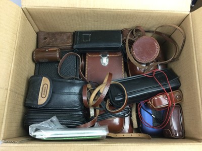 Lot 162 - A COLLECTION OF VINTAGE CAMERAS AND EQUIPMENT