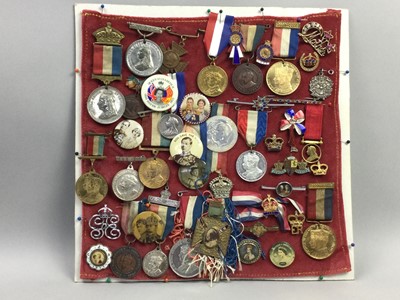 Lot 153 - A COLLECTION OF BRITISH ROYAL FAMILY COMMEMORATIVE MEDALS AND BADGES