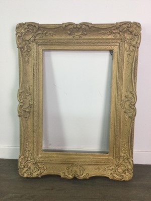Lot 324 - A VICTORIAN PICTURE FRAME
