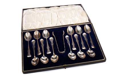 Lot 129 - A CASED SET OF GEORGE V SILVER TEA SPOONS AND PAIR OF TONGS