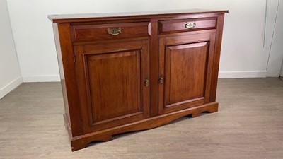 Lot 462 - A MAHOGANY MIRROR BACKED SIDEBOARD