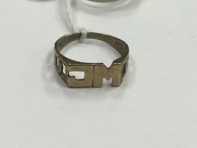 Lot 409 - A NINE CARAT GOLD INITIAL RING, ANOTHER RING AND A WRIST WATCH