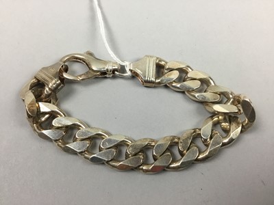 Lot 423 - A SILVER CURB LINK BRACELET