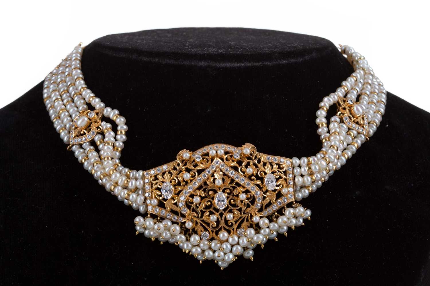 Lot 419 - AN IMPRESSIVE INDIAN PEARL AND GOLD NECKLACE