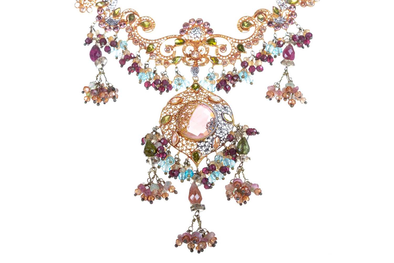 Lot 421 - AN IMPRESSIVE INDIAN GEMSTONE AND GOLD NECKLACE
