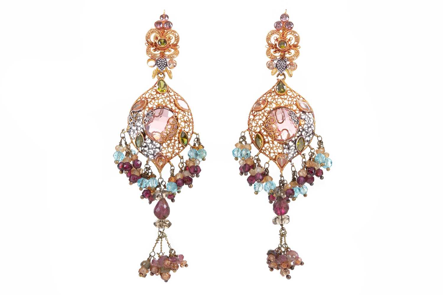 Lot 422 - AN IMPRESSIVE PAIR OF INDIAN GEMSTONE AND GOLD EARRINGS