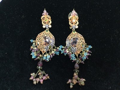 Lot 422 - AN IMPRESSIVE PAIR OF INDIAN GEMSTONE AND GOLD EARRINGS
