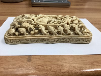 Lot 686 - A GOOD CHINESE CANTON CARVED IVORY CARD CASE