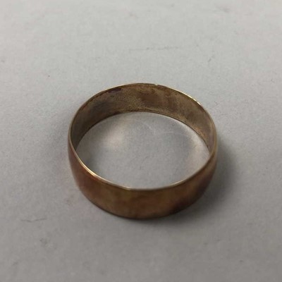 Lot 537 - A NINE CARAT GOLD WEDDING RING