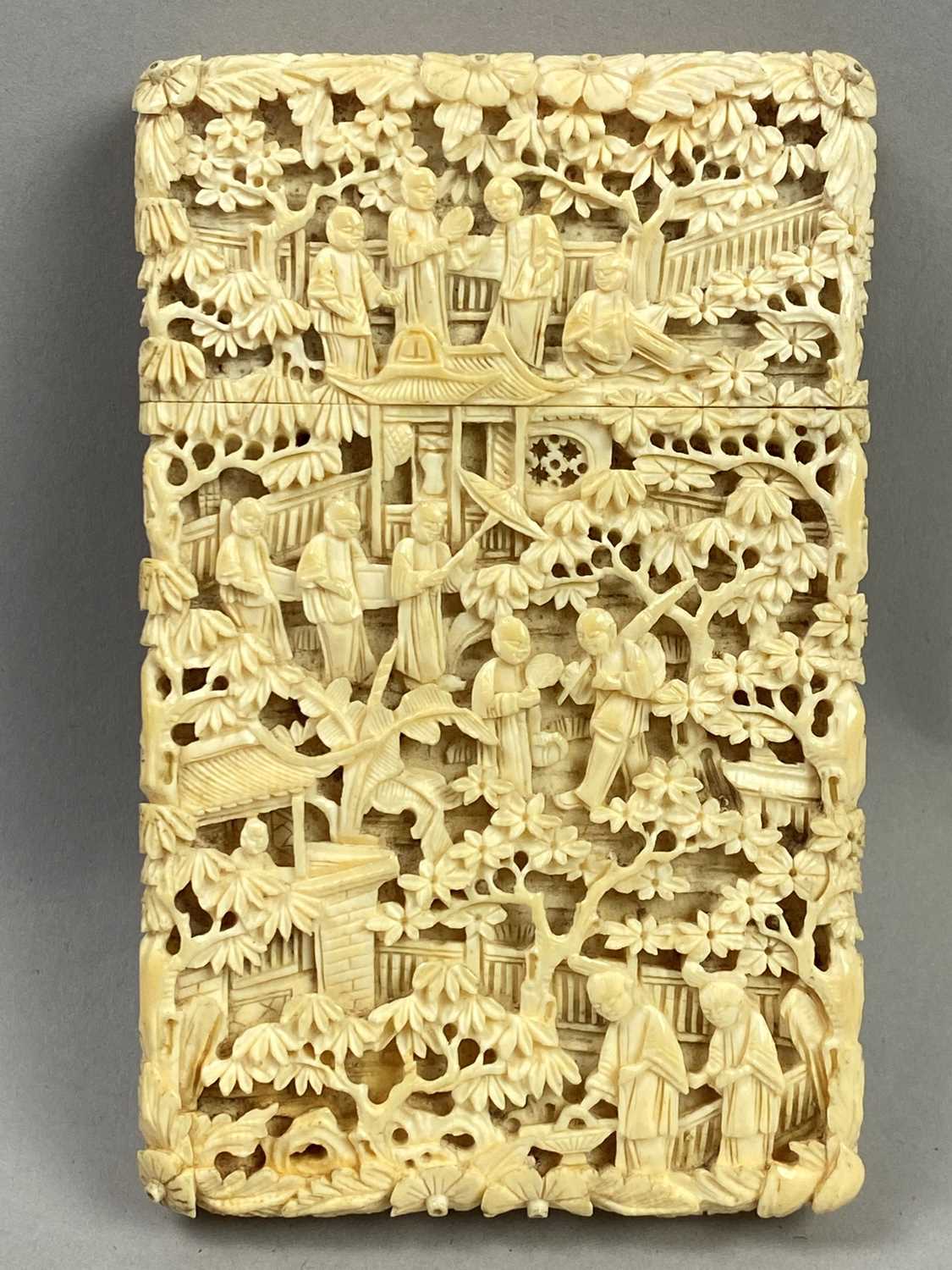 Lot 687 - A CHINESE CANTON CARVED IVORY CARD CASE