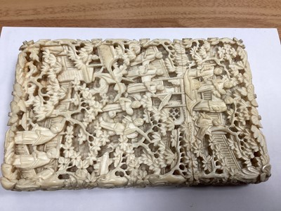 Lot 687 - A CHINESE CANTON CARVED IVORY CARD CASE
