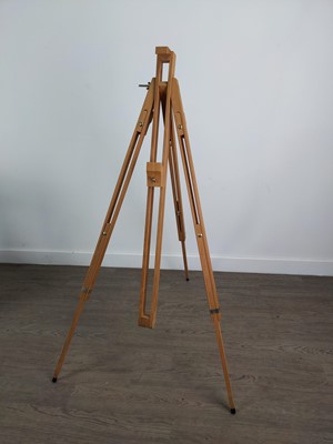 Lot 451 - AN ARTIST'S EASEL