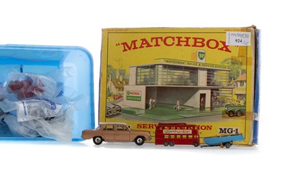 Lot 924 - A MATCHBOX SERVICE STATION AND ASSORTED DIE-CAST MODEL VEHICLES
