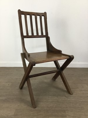 Lot 579 - AN EARLY 20TH CENTURY OAK HALL CHAIR