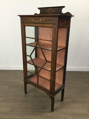 Lot 613 - AN EARLY 20TH CENTURY DISPLAY CABINET