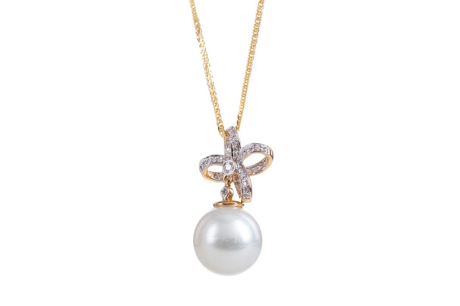 Lot 462 - A SOUTH SEA PEARL AND DIAMOND NECKLACE